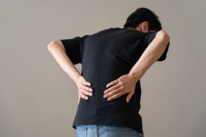 後ろから両手で腰を押さえる男性